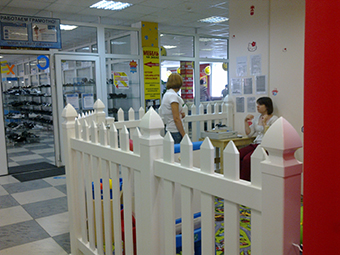 Ограждение детской игровой зоны в торговом центре.